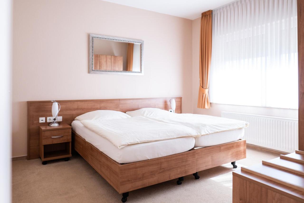 Land-Gut-Hotel Restaurant Kreuz Meyer Stuhr Kültér fotó